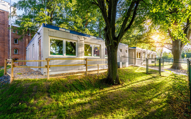 Außenansicht mit Grünfläche | Foto: Studio Thomas Köhler im Auftrag der Container Rent Petri GmbH