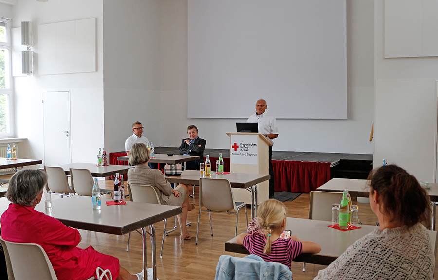 Peter Herzing, ehemaliger BRK-Kreisgeschäftsführer, bei seinem Vortrag über die Planung und Bau des BRK-Kinderhauses.