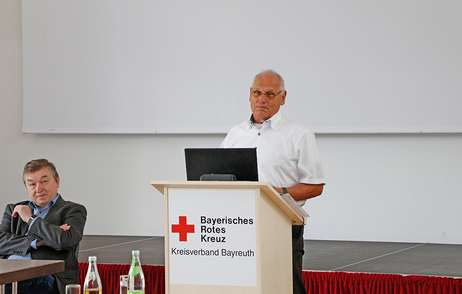 Peter Herzing, ehemaliger BRK-Kreisgeschäftsführer, bei seinem Vortrag über die Planung und Bau des BRK-Kinderhauses.